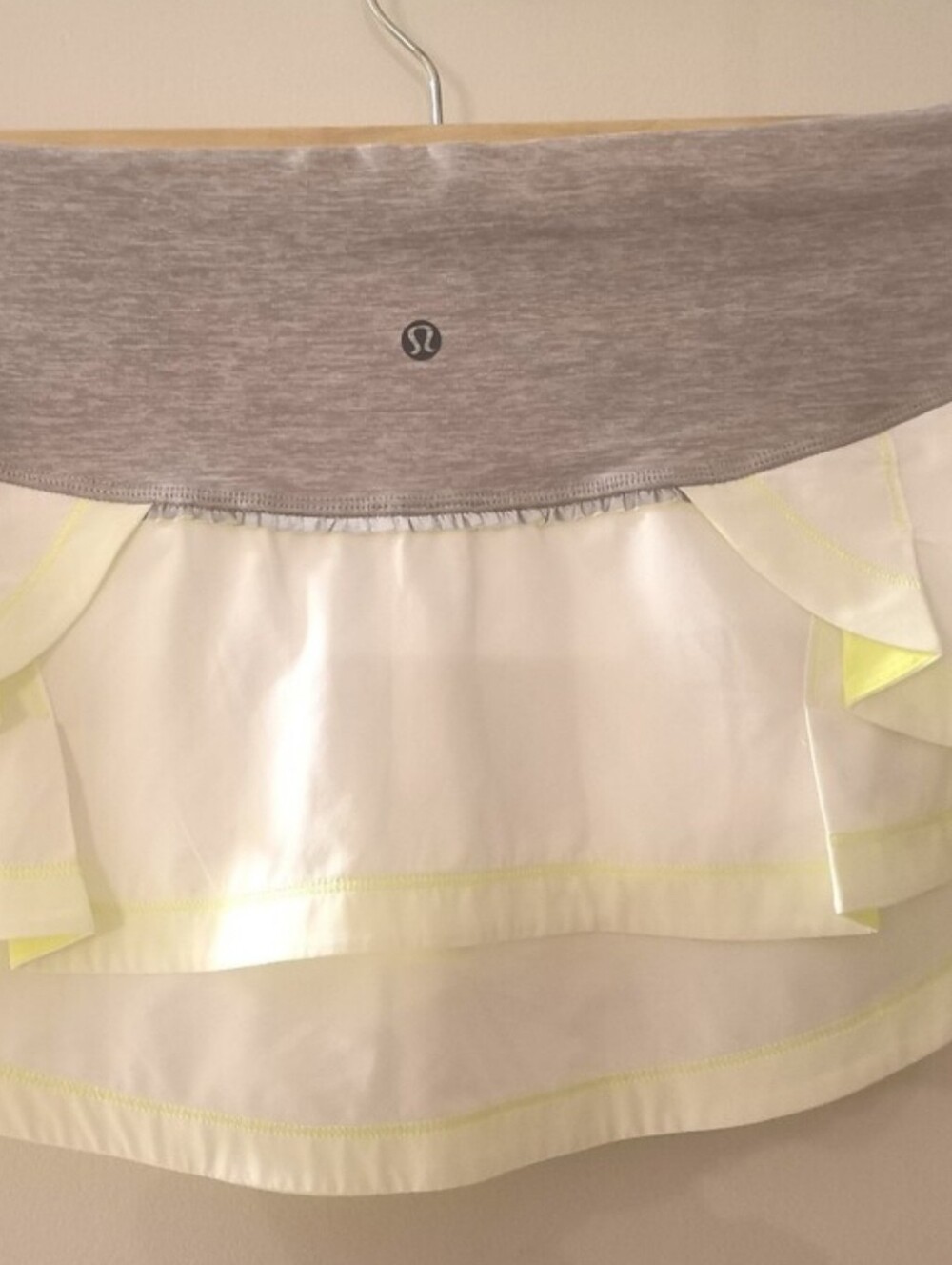✨Lululemon Athletica✨ White Tenniscore Skirt Gray Waistband Neon Yellow Trim